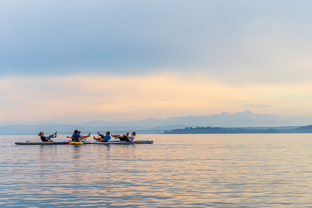 August: SUP-Yoga in Überlingen, vor toller Kulisse vom Alpstein.

#lakeconstance #bodenseeliebe #bodenseemomente #bodenseepic #nature_perfect #magicalplace #exploregermany🇩🇪 #enjoytheview #sehnsuchtbodensee #fnachtwey #canon #bodenseebilder #whataview #bodenseeliebe #bodenseemagazin #bodensee4u #bodenseeregion  #visitbw #bodensee #supyoga