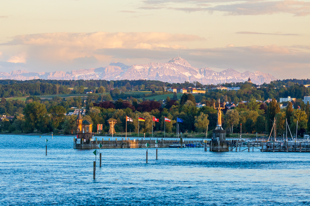 🎄 Frohe Weihnachten 🎄

Und weiter geht der Jahresrückblick im Mai: Bei Föhn und entsprechend guter Sicht wirkt es als würde der Alpstein direkt hinter den Hügeln des Thurgau´s beginnen. 

#lakeconstance #bodenseeliebe #bodenseemomente #bodenseepic #nature_perfect #magicalplace #exploregermany🇩🇪 #enjoytheview #sehnsuchtbodensee #fnachtwey #canon #bodenseebilder #whataview #bodenseeliebe #bodenseemagazin #bodensee4u #bodenseeregion #konstanz #visitkonstanz #visitbw #triboltingen #thurgau #thurgaubodensee #frühling #spring #säntis #alpstein